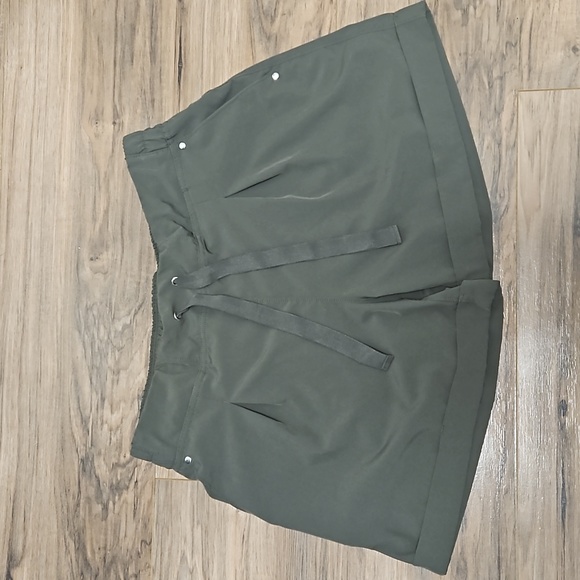 MPG Pants - MPG Mondetta Performance Gear EUC women's cuffed shorts green Size M